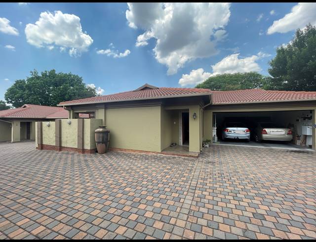 3 BEDROOM HOUSE FOR SALE IN PARKHILL GARDENS